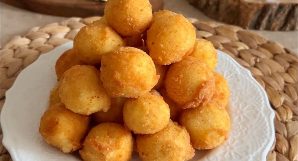 Сирно-часникові кульки за 15 хвилин: хрусткі зовні, ніжні всередині – ідеальна закуска 