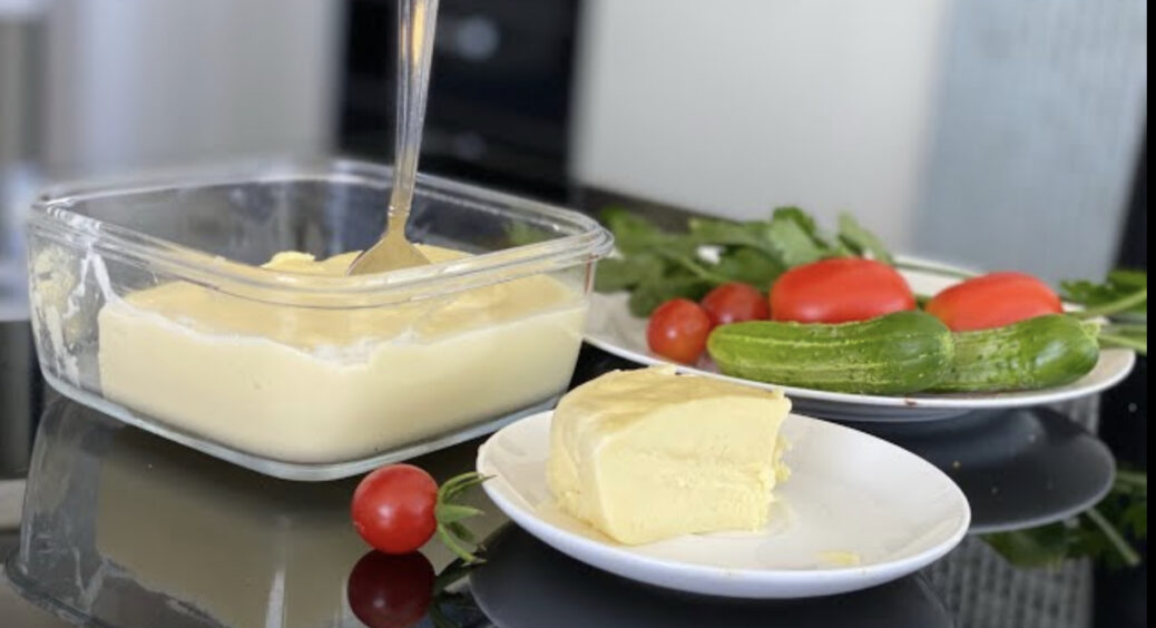 Домашній плавлений сир: його нескладно приготувати самим із простого сиру, вершкового масла та яйця 