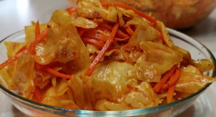 Капуста по-корейськи за 10 хвилин: оригінальний смак “Кімчі” на вашій кухні, а рецепт елементарний 