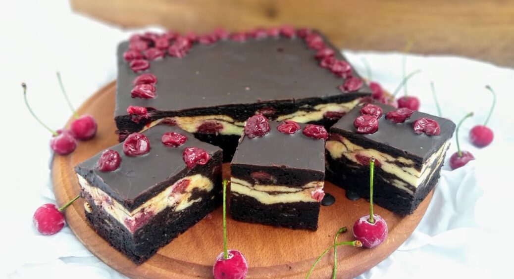 Просочене тісто та “водоспад” із шоколаду: такий пиріг у магазині не купити, а він неймовірно смачний 