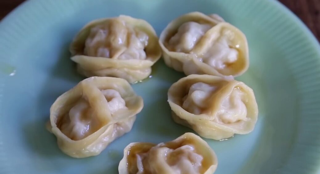 Для цих пельменів навіть тісто замішувати не потрібно: пів години – і страва на столі, а родина задоволена 