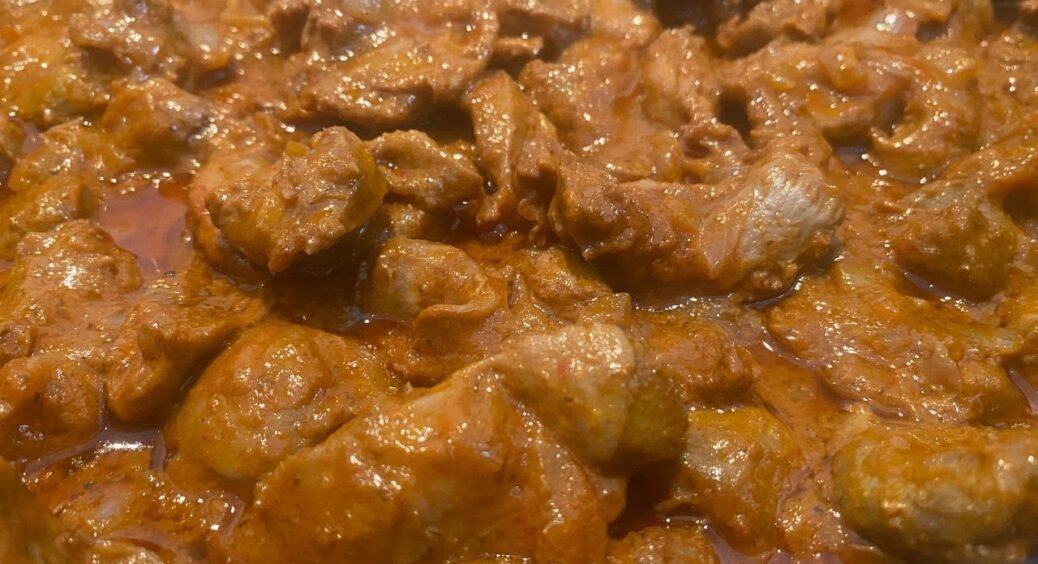 Тушковані курячі шлунки із солоним огірком: спробуєш цю смакоту, і більше не захочеш на вечерю нічого іншого 