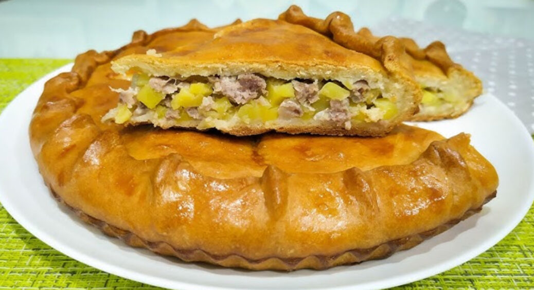 “Підступнішого” рецепту ви просто не знайдете: скільки не з’їсте цього смачнючого пирога — все буде мало 
