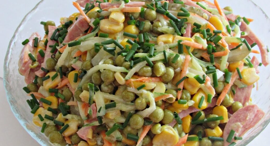 Додайте це до кукурудзи, і салат вийде смачним і ніжним: всього один продукт, і такий ефект! 