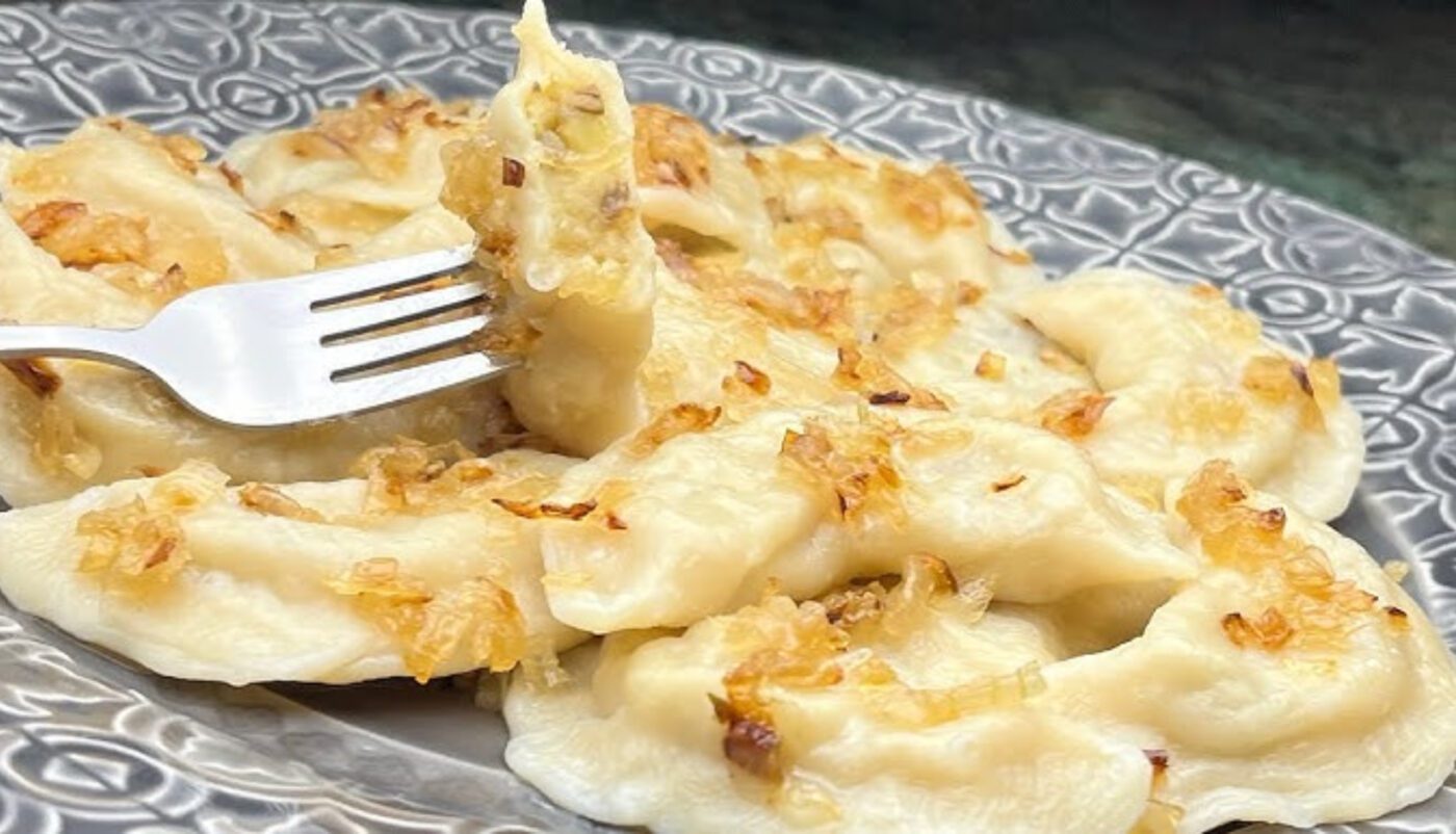 Кулінар розповів, як приготувати вареники із сиром та картоплею 