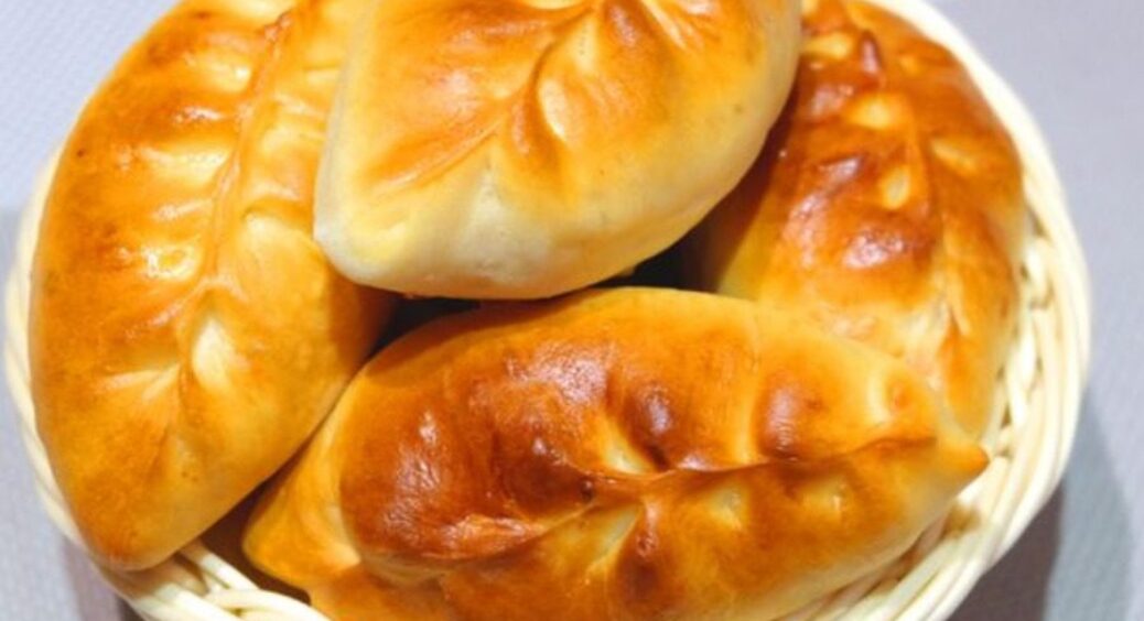 Додаю в тісто 1 ложку сметани: і пиріжки будуть м’якими навіть через 4 дні зберігання 