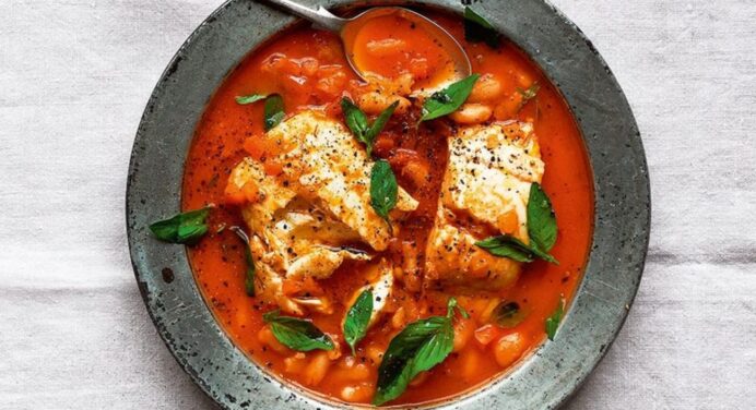 Від такої першої страви ніхто не відмовиться: томатний рибний суп з макаронами – тарілки блищатимуть 