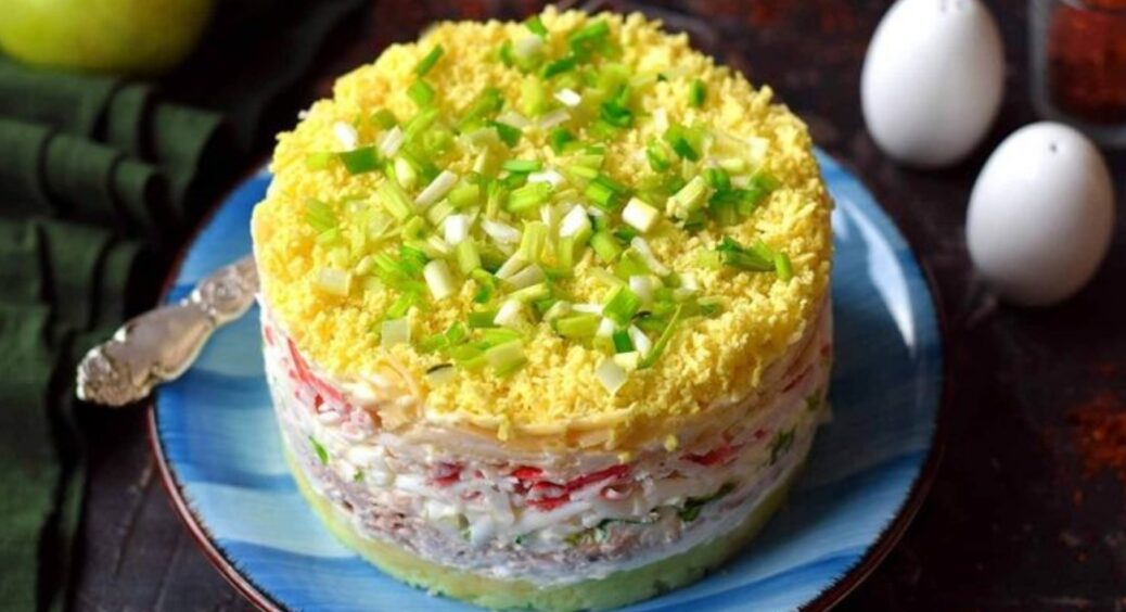 Усіма улюблений салат “Аристократ” вже готується дивувати ваших гостей: неймовірна страва з простим складом 