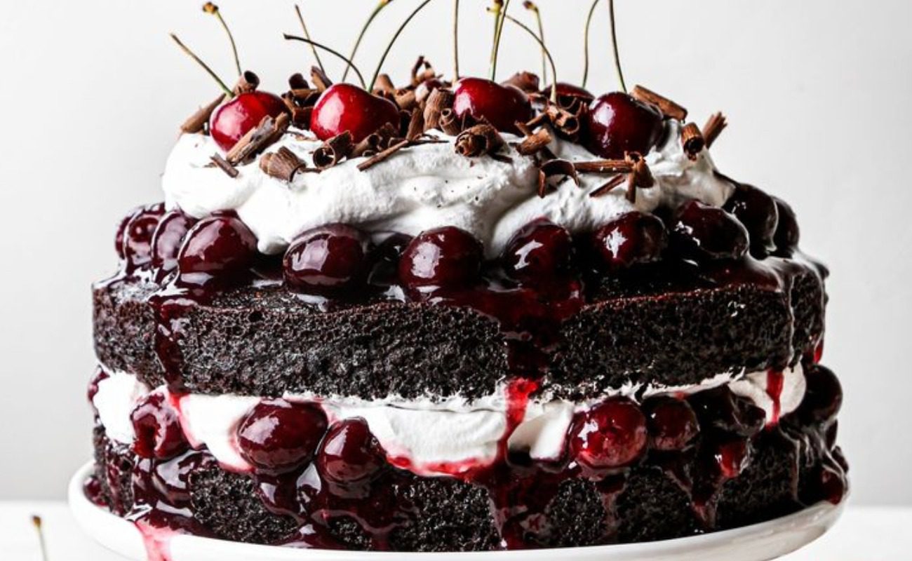 Рецепт святкового шоколадного торта з вишнями і сметанковим кремом