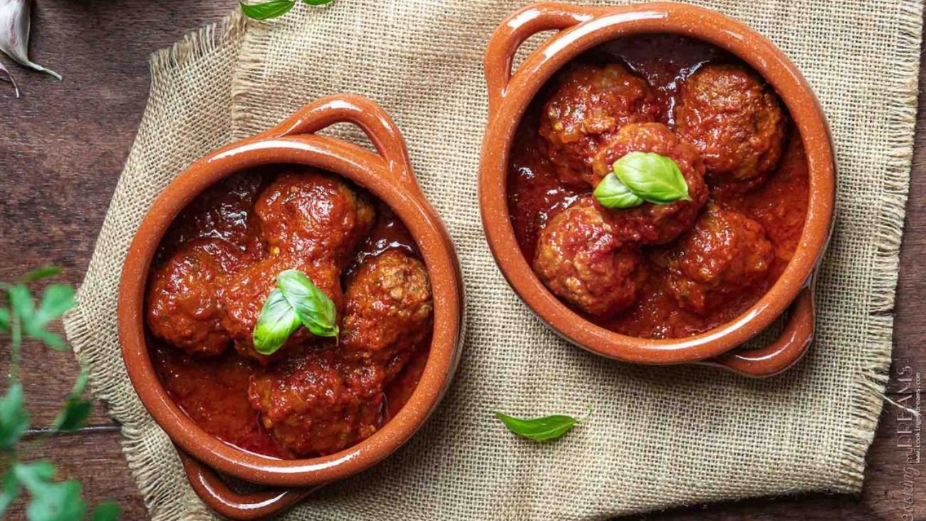 Рецепт низькокалорійної, але дуже смачної страви: фрикадельки з підливою