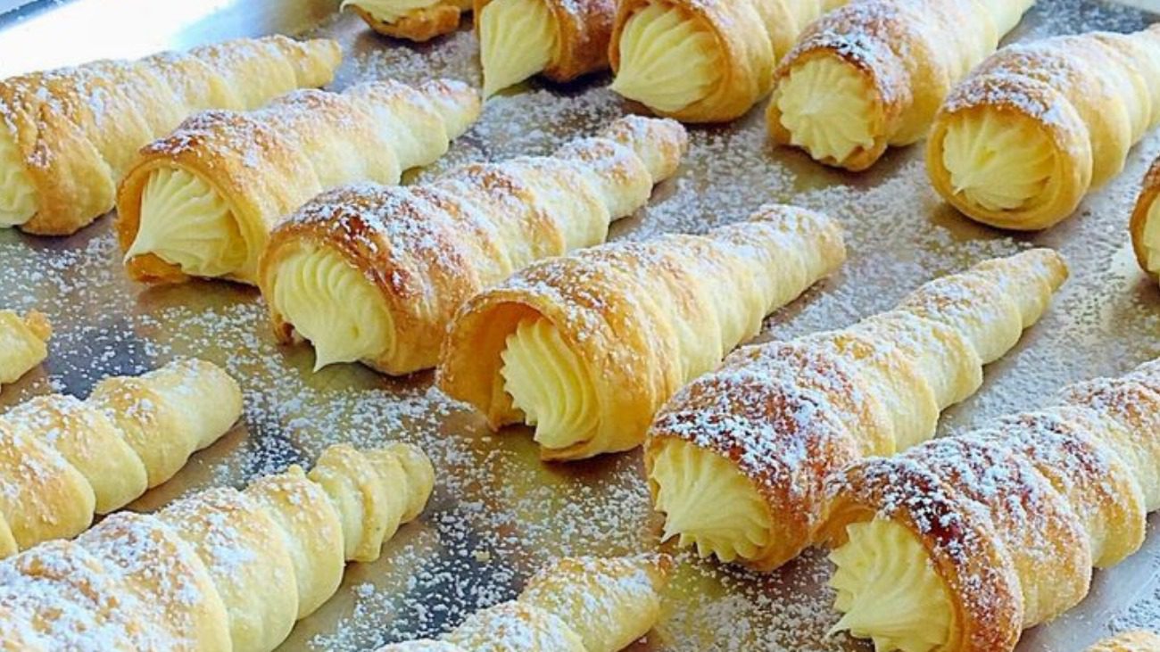 Рецепт домашньої випічки: солодкі трубочки із заварним кремом