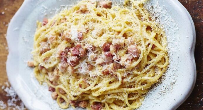 Буде готова за пів години: рецепт пасти Карбонара зі спагеті, беконом і вершками – вдома як в ресторані 