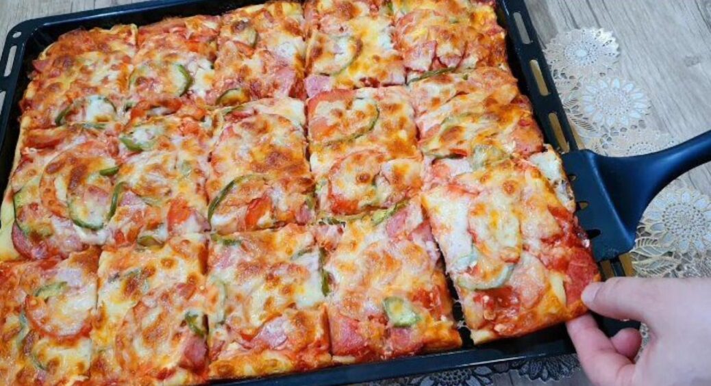 Велика “лінива” піца на заливному тісті – економ-варіант. Готується просто, а продукти доступні для кожного 