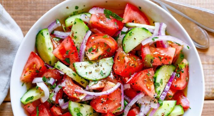 Рецепт легкого весняного салатика з 5 інгредієнтів, що є мало не в кожному домі: як ви раніше жили без нього 