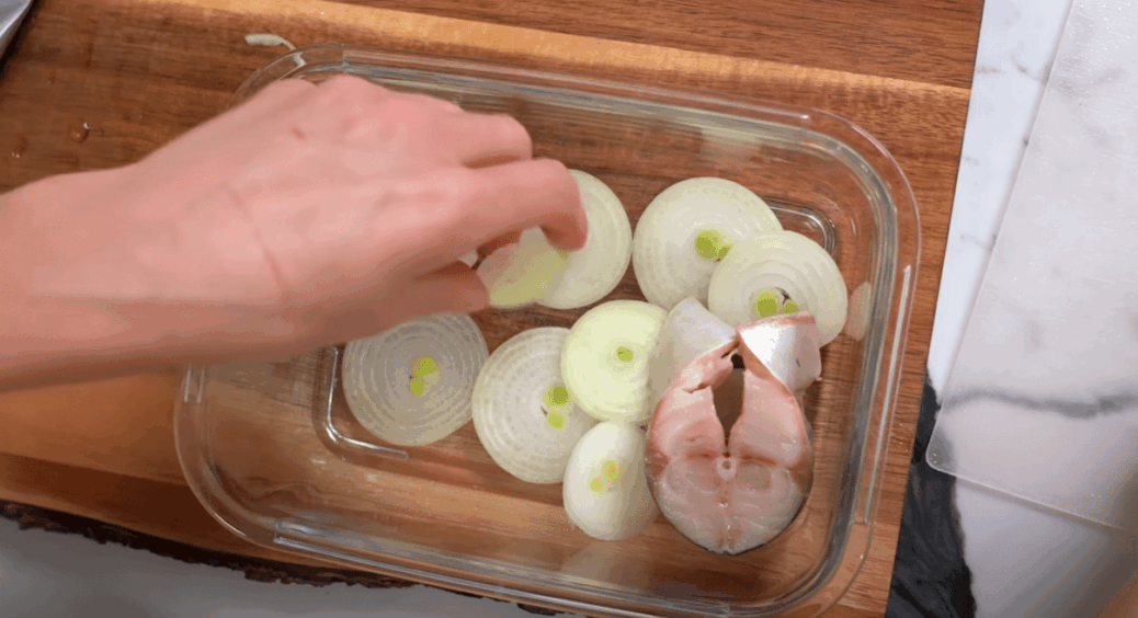 Ці 2 добавки сильно псують смак скумбрії: багато хто кладе їх “для користі”, а дарма 