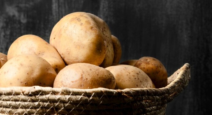 Що додати у воду під час варіння старої картоплі: буде як молода завдяки одному секретному інгредієнту 