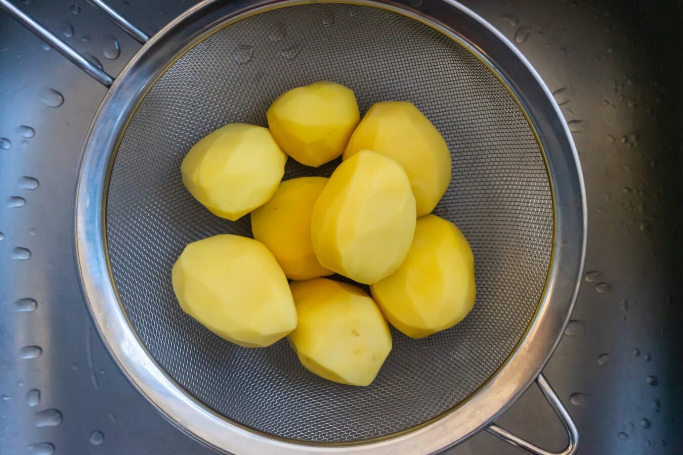 Кулінари поділились лайфхаком, що додати у воду під час варіння старої картоплі
