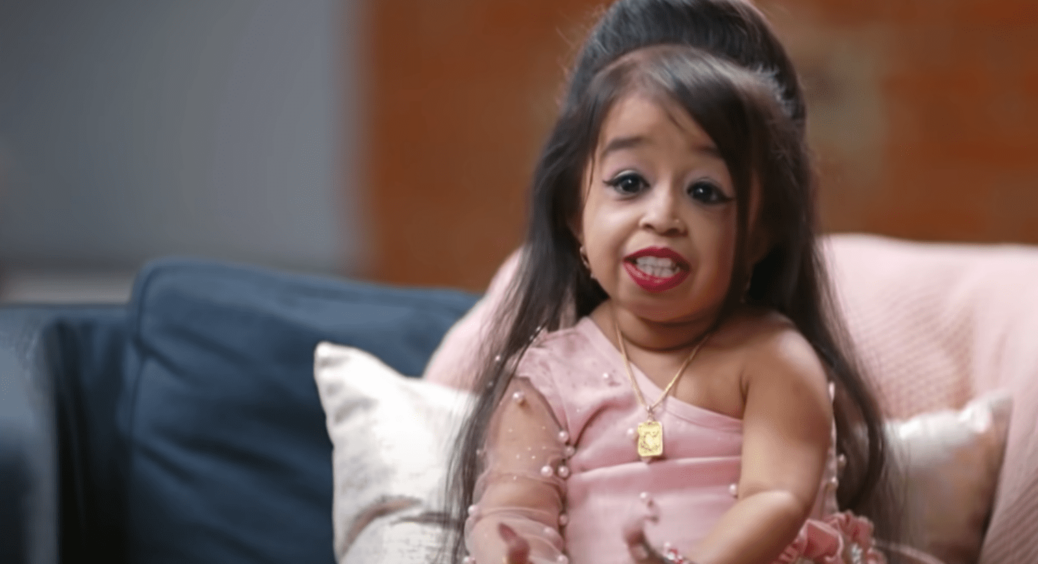 Важить всього 10 кілограмів, а зріст менше метра: як склалося життя найнижчої жінки світу Джіоті Амге? 