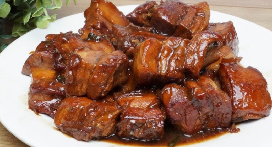 Навіщо при обсмаженні м’яса класти на пательню скоринку хліба: ця хитрість варта Нобелівської – дуже смачно 