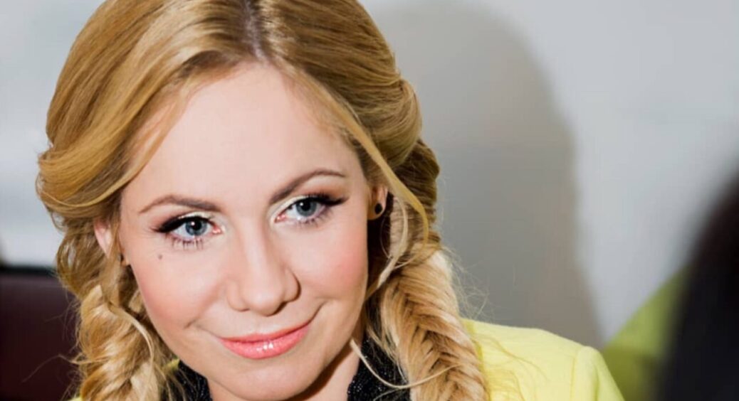 Зірка “Україна має талант” Фролова вийшла на звʼязок та вразила виглядом: темне волосся та втомлений погляд 