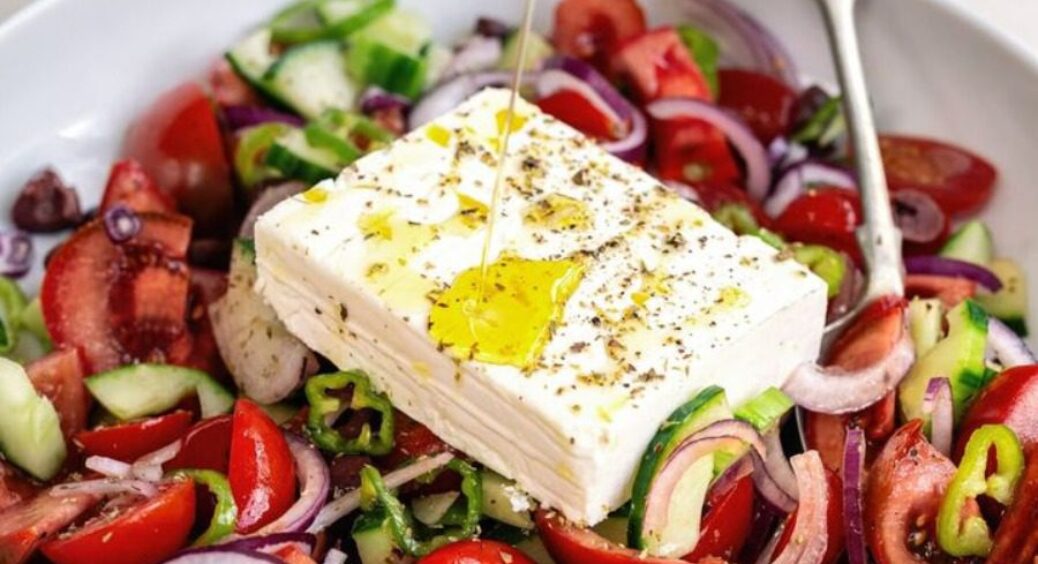 Цей популярний салат не зберігають “на завтра”: 5 причин, чому його готують лише перед подачею 