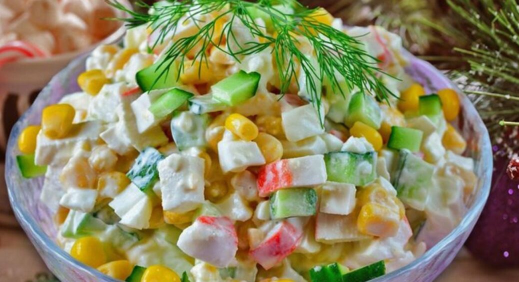 Крабовий салат по-новому. Лінивий варіант виявився смачнішим за оригінал: готуйтеся дивувати ваших гостей 