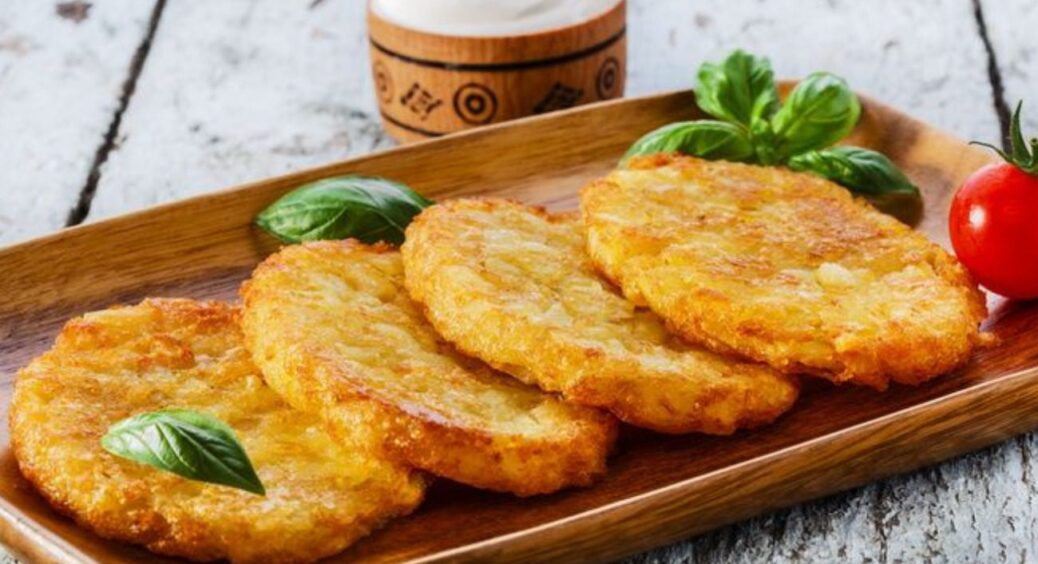 Оновлена версія всім відомої страви: рецепт хрустких дерунів із сиром та зеленню – вдвічі смачніше 