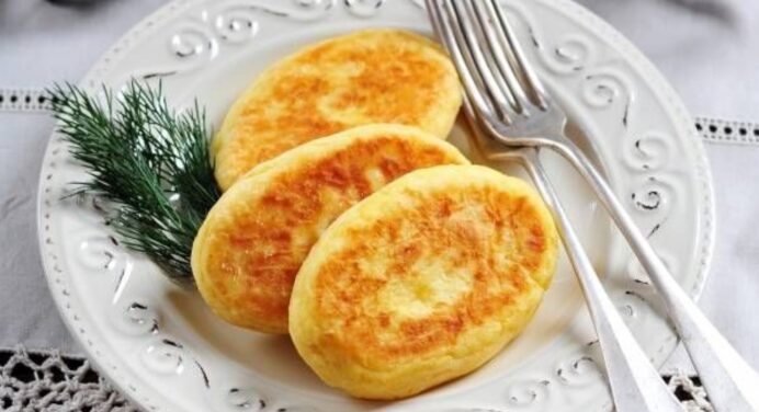 М’які та тоненькі картопляні пиріжки з фаршем на одному яйці: ситний перекус, що замінить повноцінну вечерю 