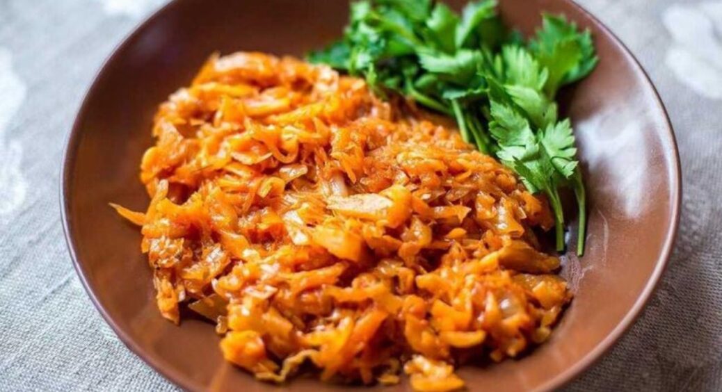 Цією тушкованою капустою я 20 років тому підкорила свого чоловіка! Всі хитрощі у приготуванні 