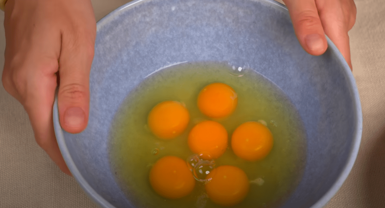Дешевий та смачний рецепт для насичених днів: багет та яйця 