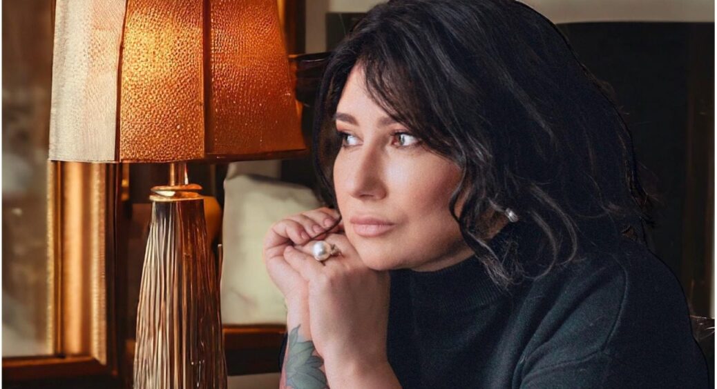 Нова зачіска та червона помада: 50-річна Олена Мозгова заінтригувала кардинальним перетворенням 