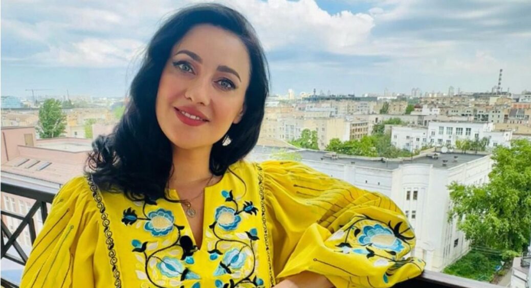 43-річна Вітвіцька натякнула на вагітність: з’явилися інтригуючі фото зірки 1+1 та її коханого на вокзалі 