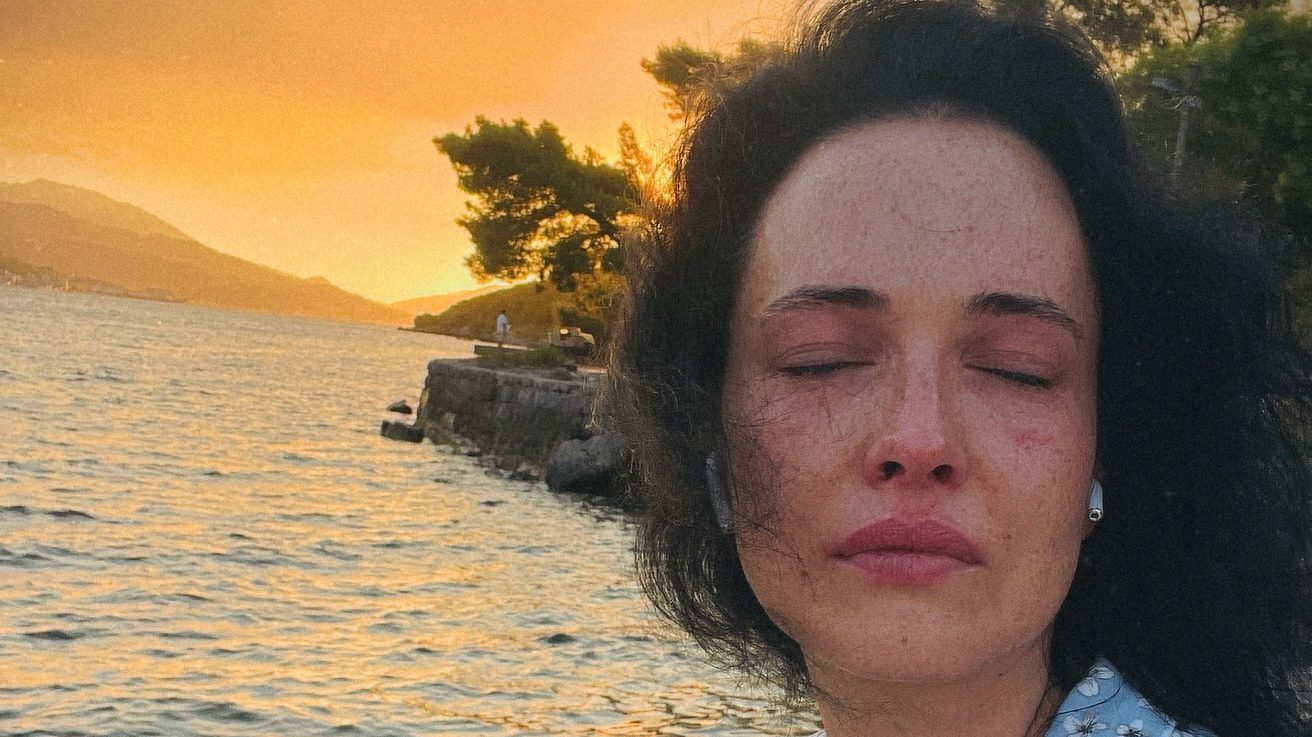 38-річна Даша Астаф'єва показала фото з дитиною на руках