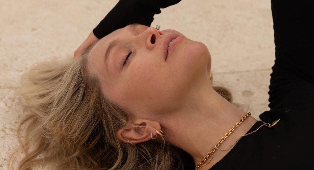 В’єтнамки під штани-палаццо: Віра Брежнєва показала, як виглядає жіноча італійська мода 2024 (ФОТО) 