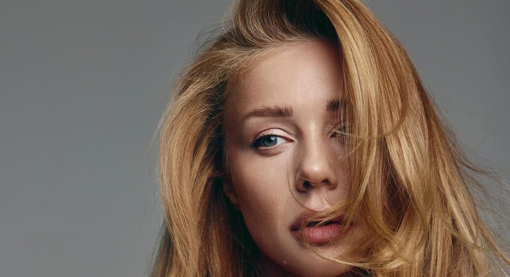 Бачив би провідник УЗ: 39-річна співачка Тіна Кароль показала, що витворяє на полицях у вагоні купе 