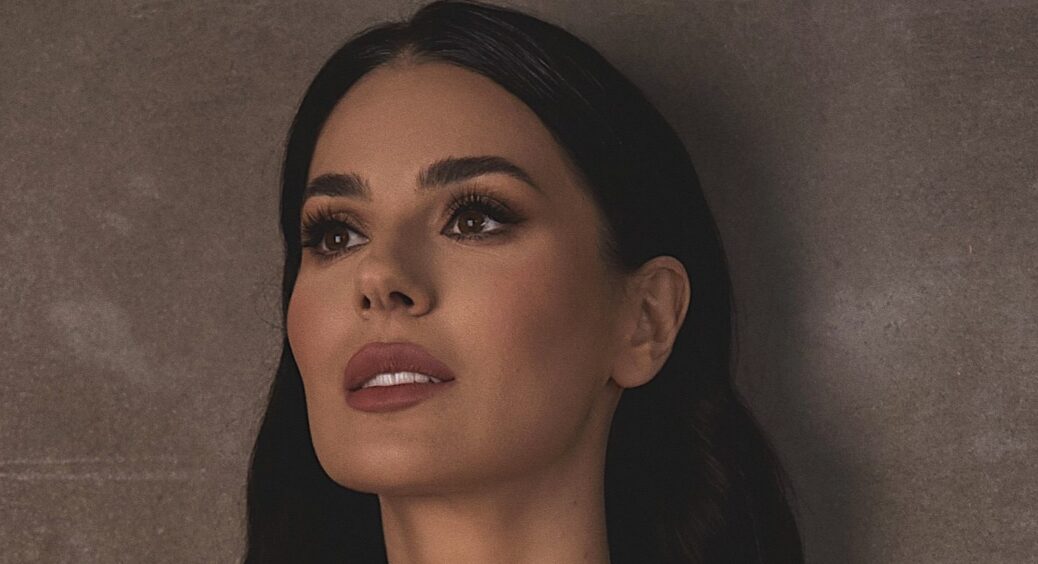 Стилісти шукають нову професію: 45-річна Маша Єфросиніна показала, як самостійно створює розкішні образи 