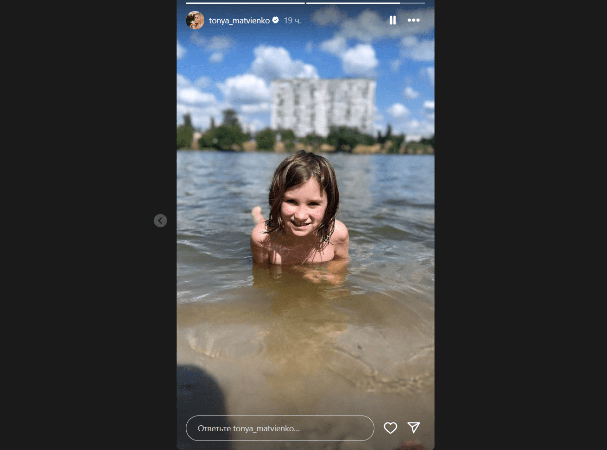 Тоня Матвієнко показала, як відпочиває з Арсеном Мірзояном та дочкою на пляжі 