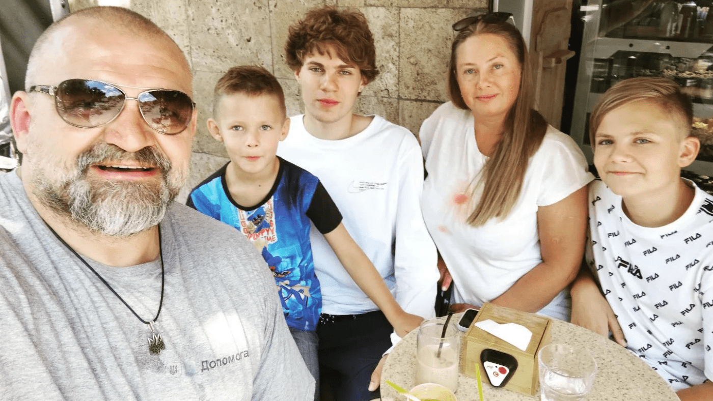 Василь Вірастюк зі своїми синами та колишньою дружиною Інною
