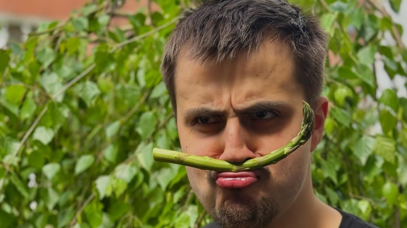 Сашко Гриценко показав свою губу після укусу бджоли