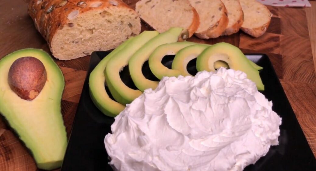 Напрочуд економно та дуже смачно: ось як можна приготувати вершковий сир з 1 пакету кефіру 