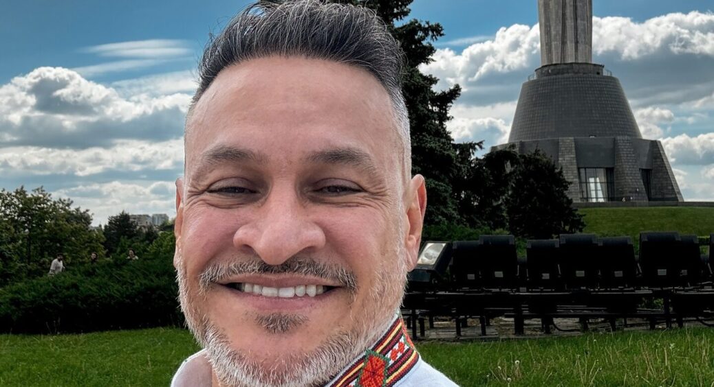 Тотальна українізація: 52-річний Ектор Хіменес-Браво в образі селянина пішов на побачення з коровою Лізкою 