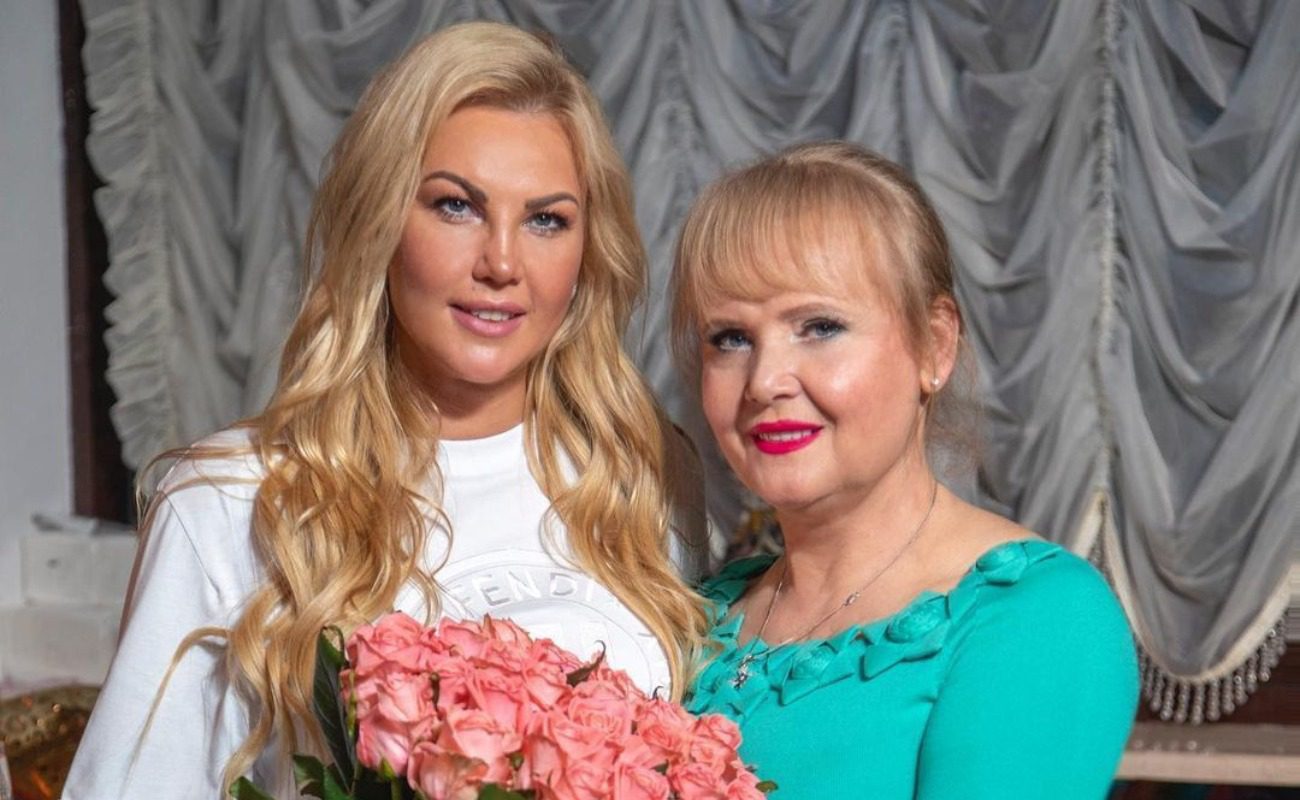Камалія показала маму з модною зачіскою