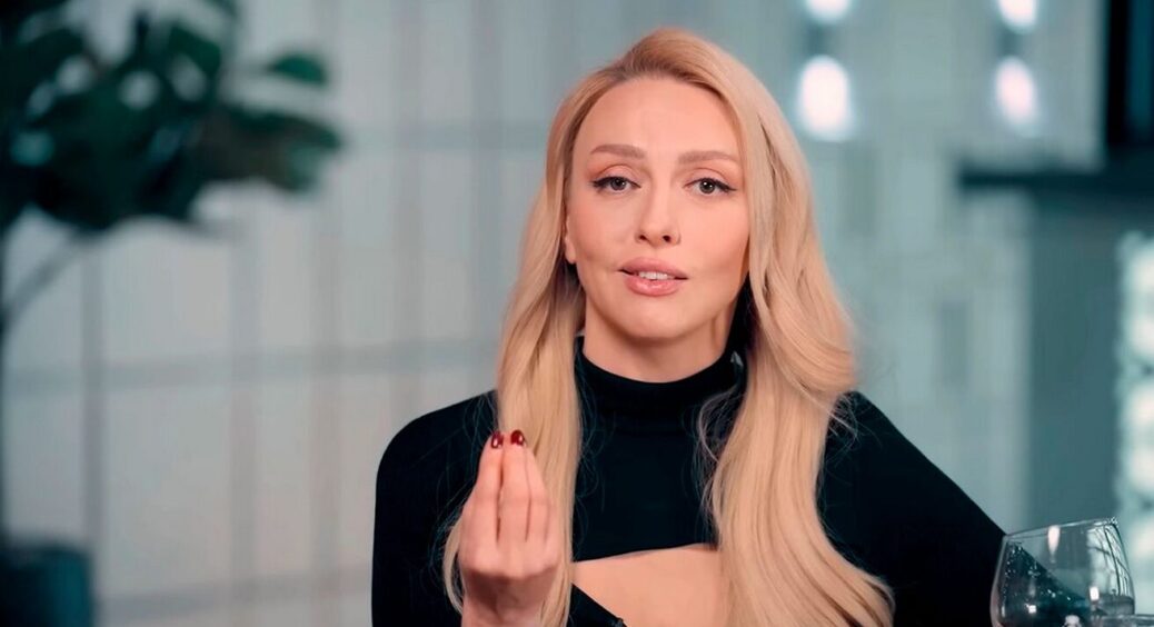 Оля Полякова показала, куди кладе свої довгі ноги в авто: краса зірки дістає до самого “даху” 