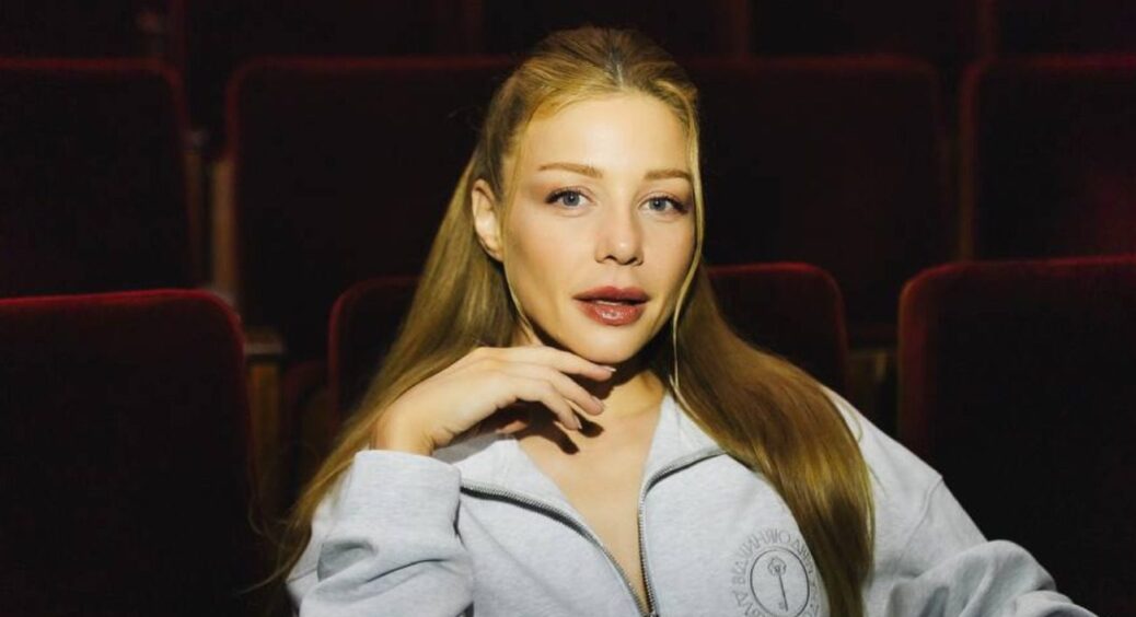 Тіна Кароль показала найтрендовіші джинси та пальто цієї весни: ця краса доступна не кожному 