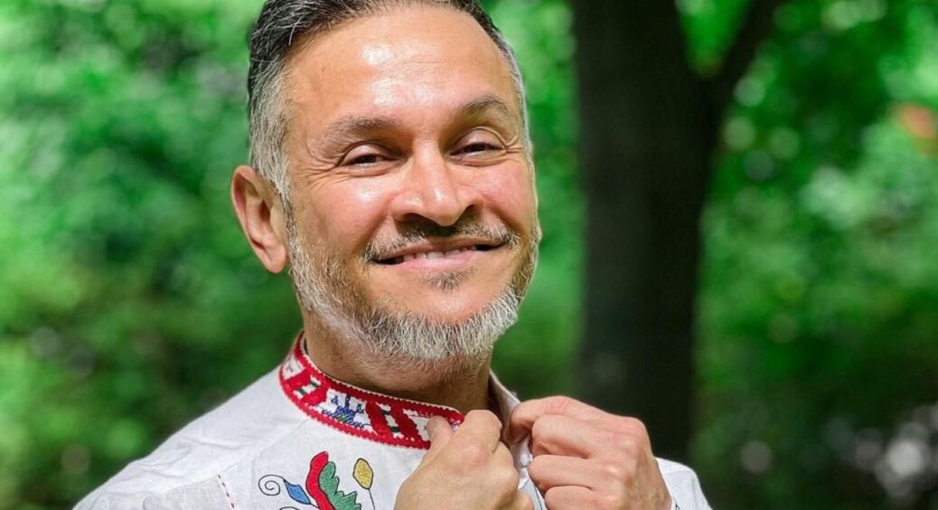 Ектор Хіменес-Браво в блакитному капюшоні зустрів перший сніг з пухнастими “дітками” 