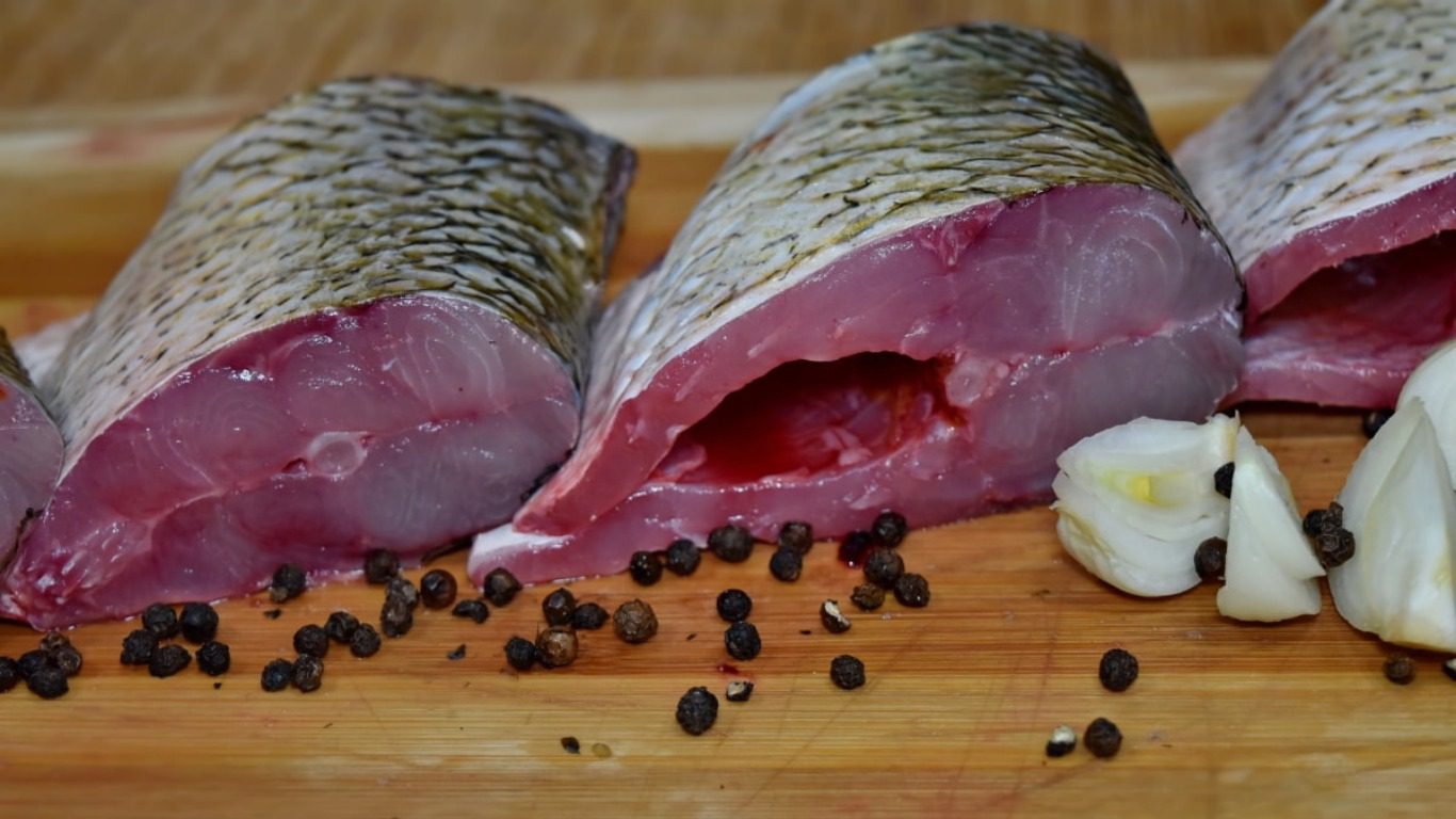 Експерт розповів, у чому замочити рибу, щоб вона не гірчила