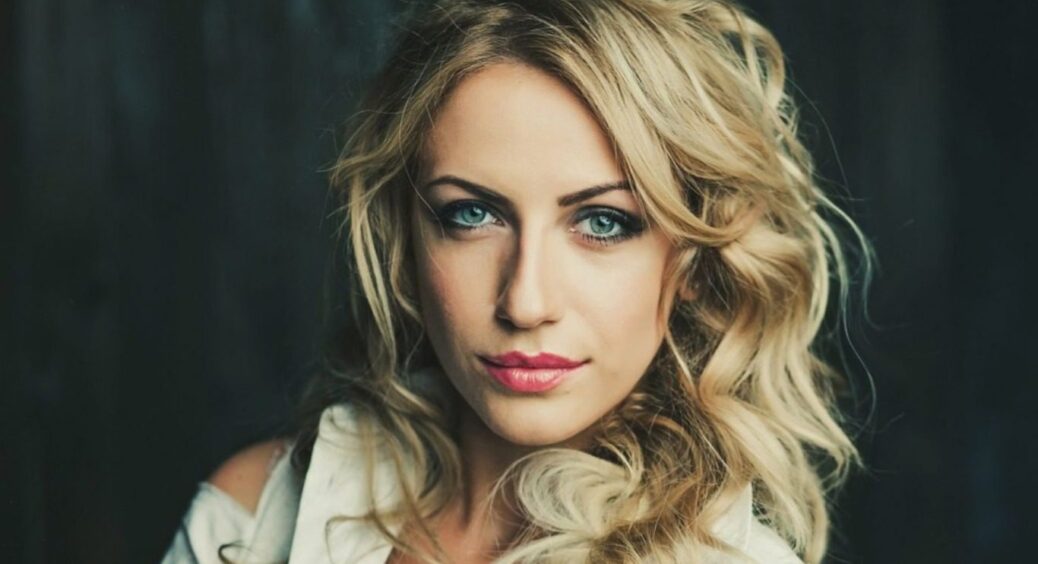 120/90: Леся Нікітюк показала імпровізоване ліжко на підлозі і розповіла, чому спала біля туалету 