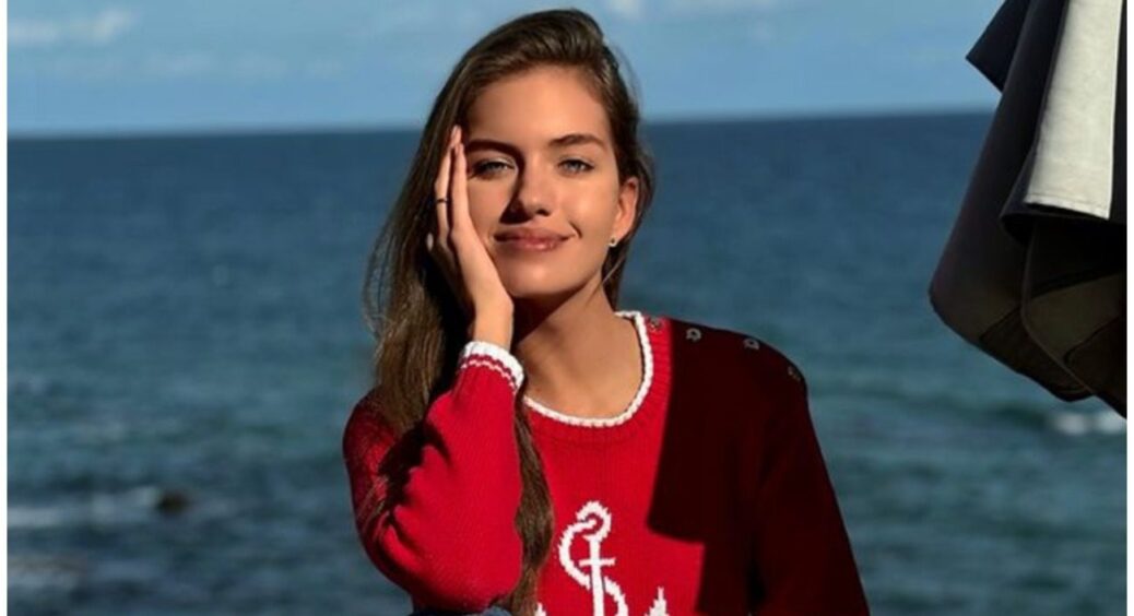 У шапочці для плавання, яка з усіх робить “Фантомаса”: дружина Комарова захопила всіх в басейні 