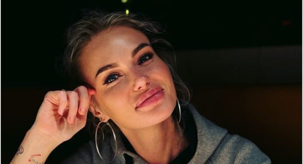 Як виглядає мати Слави Камінської? Стильна красуня з модною стрижкою та одразу двох окулярах 