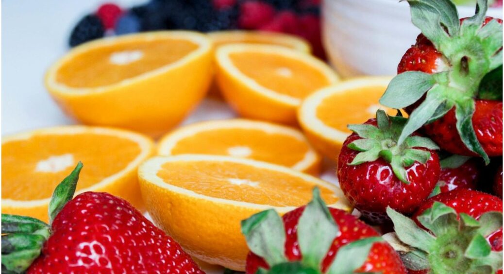 Всім, кому за 40: їжте цей дешевий фрукт – омолоджує шкіру обличчя та корисний для нирок 